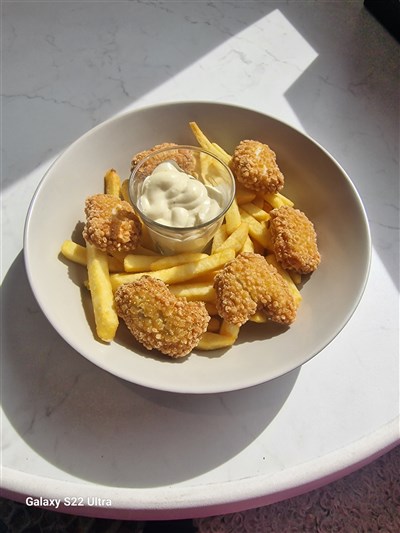 Chicken nuggets med pommes och dip