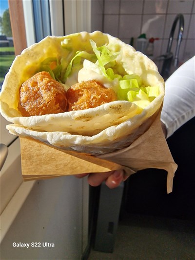 Friterad fiskrulle med varmt tunnbröd